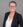 Eine Frau mit Brille und Blazer posiert für ein Foto.